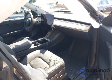 2022 Tesla Model Y Long Range Dual Motor All-Wheel Drive z USA, uszkodzony, nr VIN 7SAYGAEE4NF364264